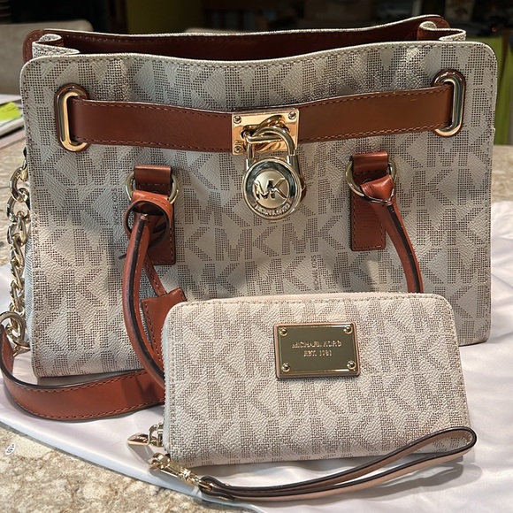 Michael Kors MK design beige handbag and matching shoes wallet - Picture 12 of 14